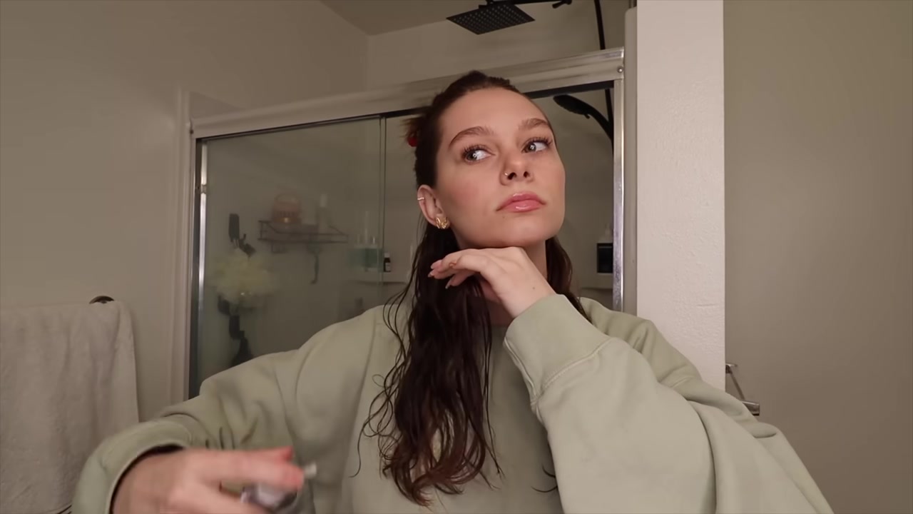 Kayli Boyle demonstrating clip up the top and prepare the first layer