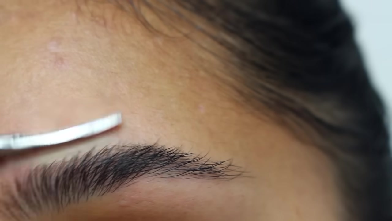 Canela Trigueros demonstrating trim only long tips