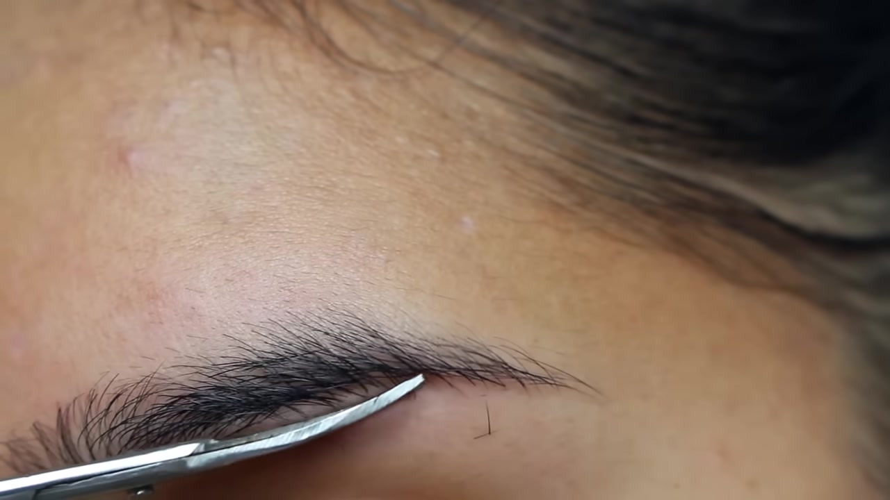 Canela Trigueros demonstrating trim only long tips