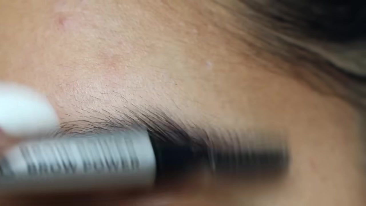 Canela Trigueros demonstrating check above the brow