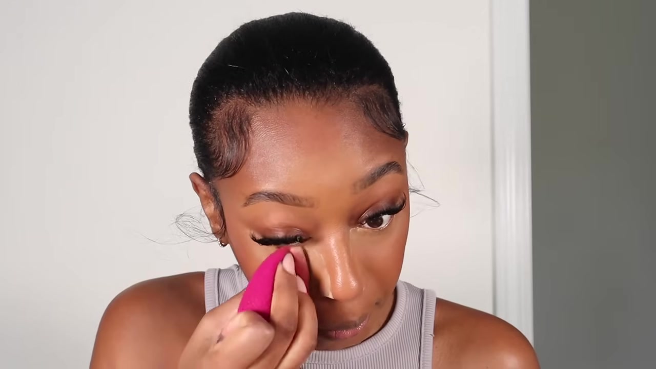 Fatima Bah demonstrating set with a fine powder layer