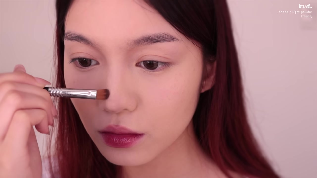 Jessica Vu demonstrating map the lips, nose and brow with contour