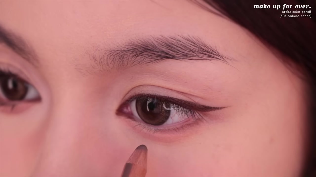 Jessica Vu demonstrating shade beneath the lower lashes