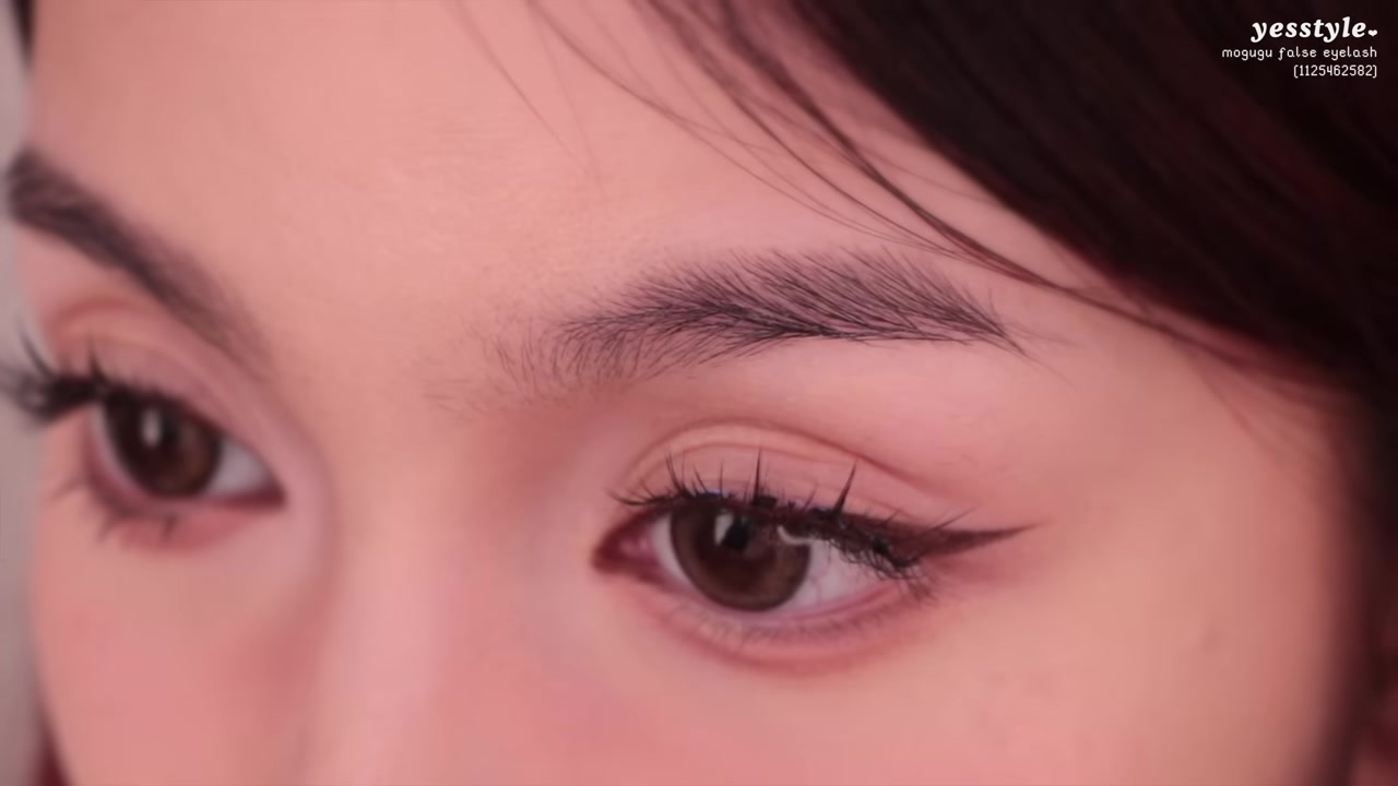Jessica Vu demonstrating curl, coat and separate the lashes