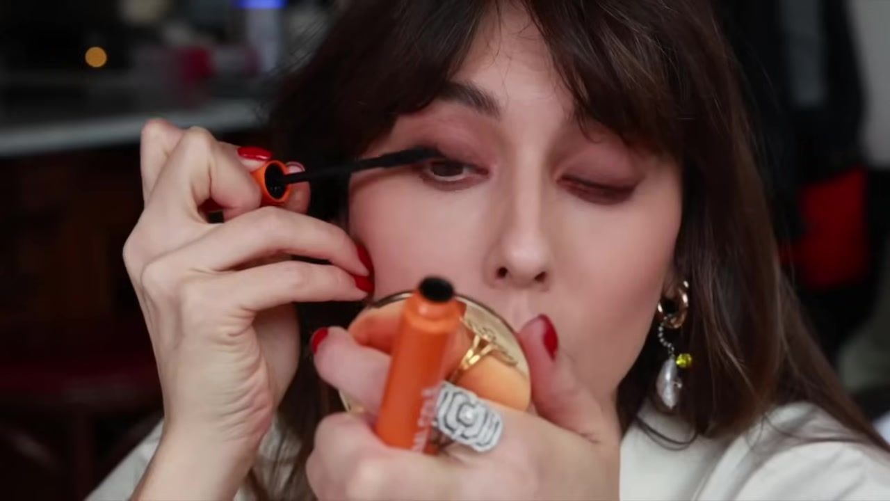 Violette demonstrating keep mascara and highlight focused
