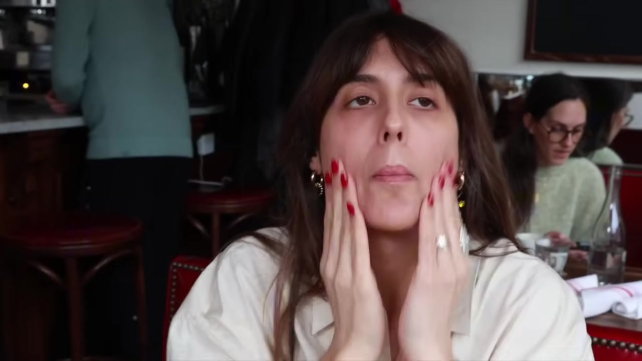 Violette demonstrating prep with a light moisturizing layer