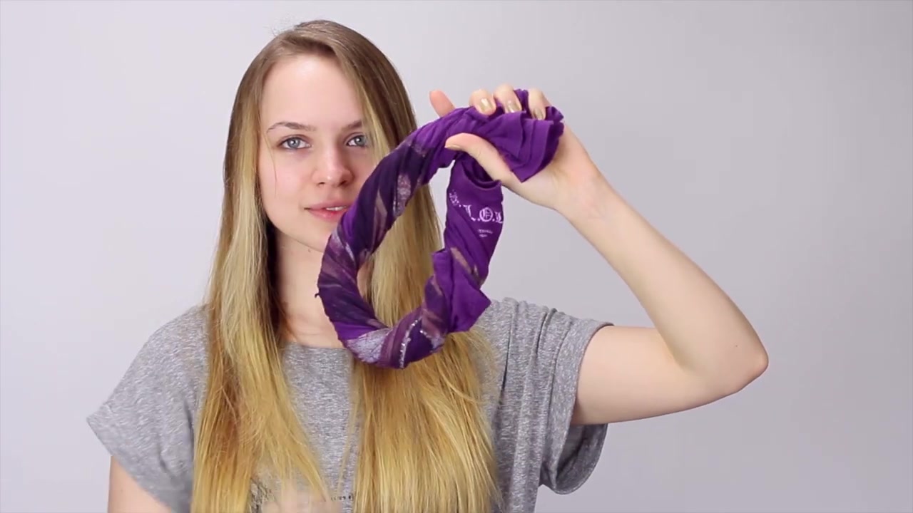 Use the elastic to close the ring.