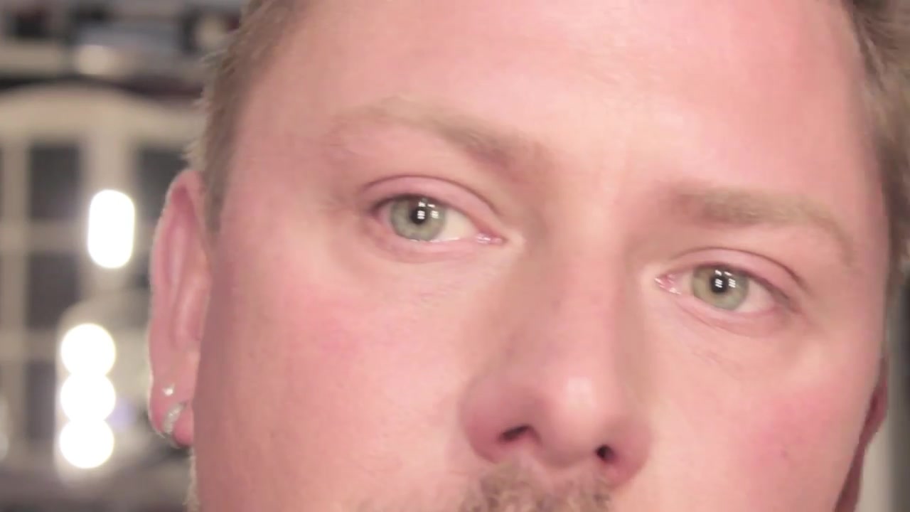 Wayne Goss demonstrating define the upper lash line