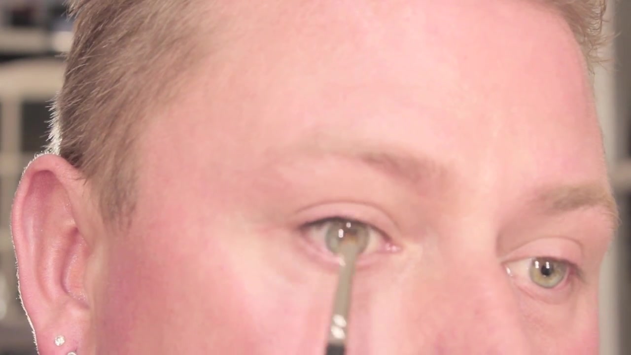 Wayne Goss demonstrating press shadow close to the roots