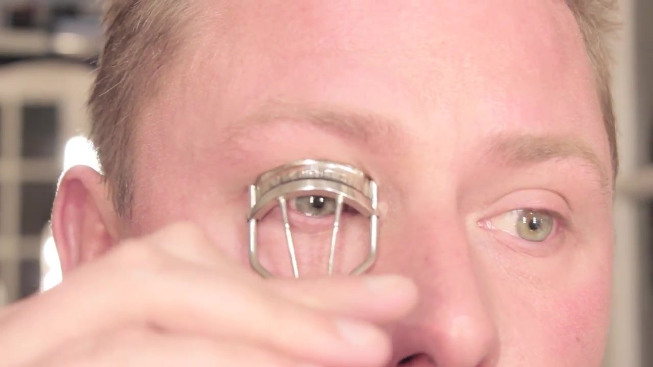 Wayne Goss demonstrating curl before adding mascara