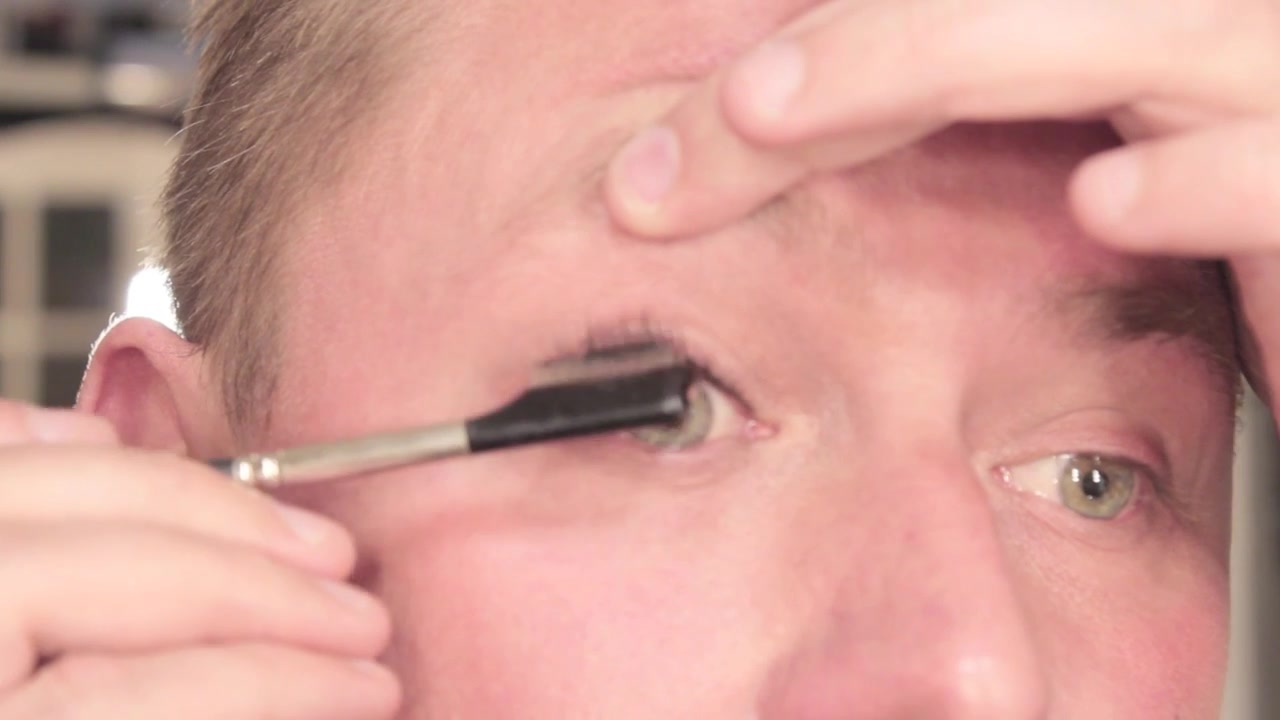 Wayne Goss demonstrating separate a light mascara layer
