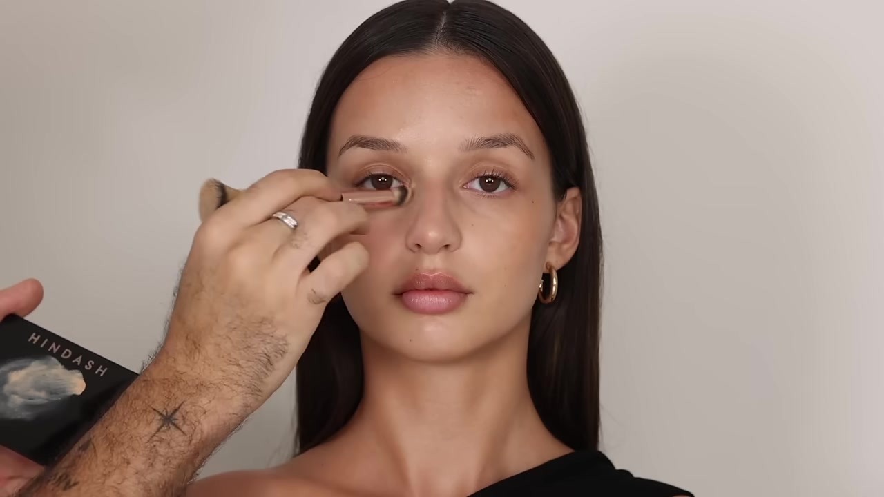 Hindash demonstrating place concealer only where you need it