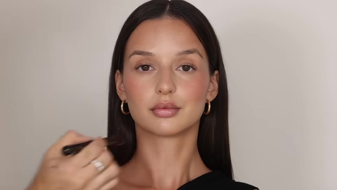 Hindash demonstrating powder the center, leaving the cheeks glowy