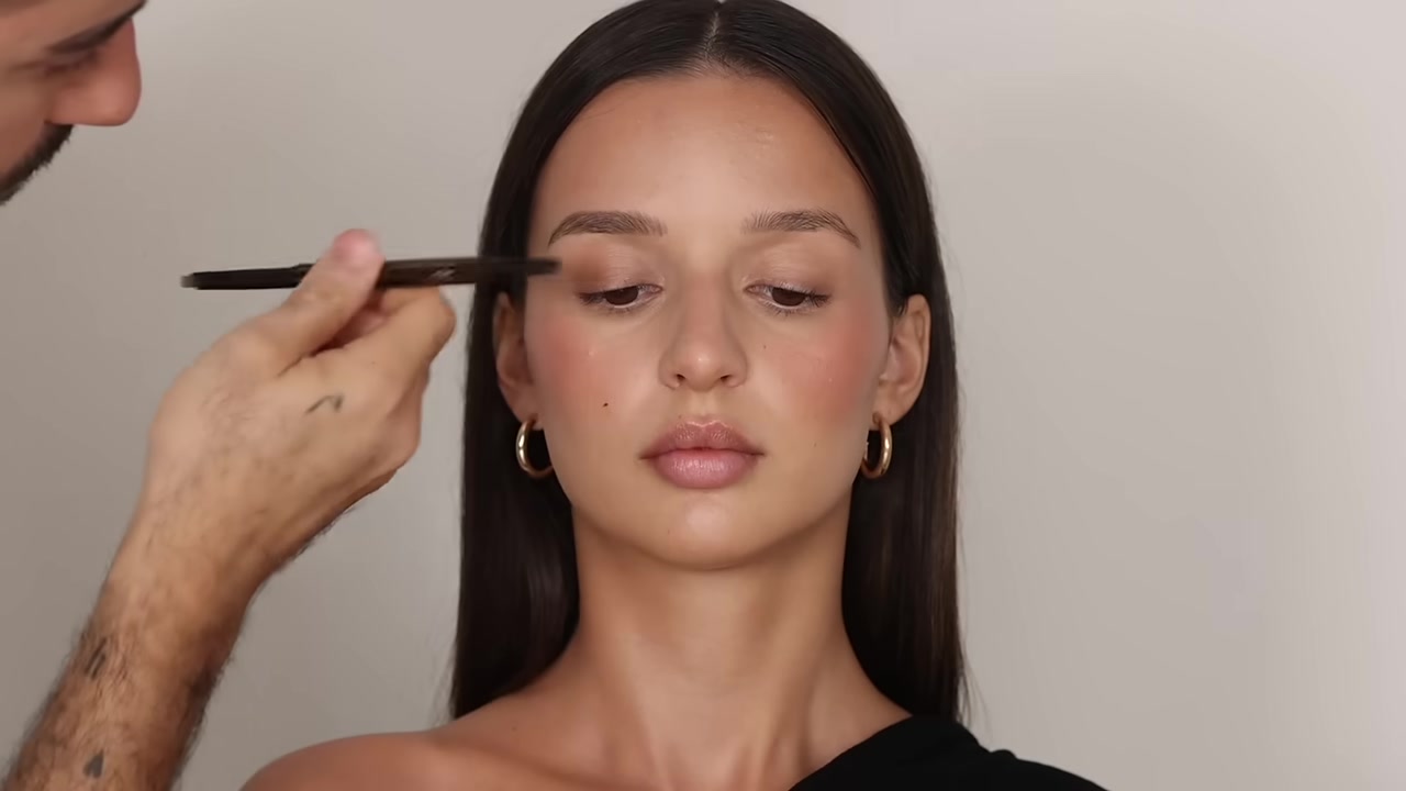 Hindash demonstrating draw separated brow strokes