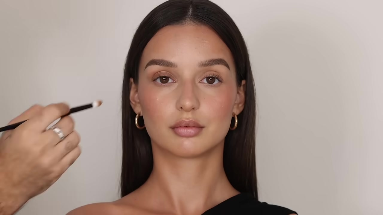 Hindash demonstrating blend warm brown around the eyes