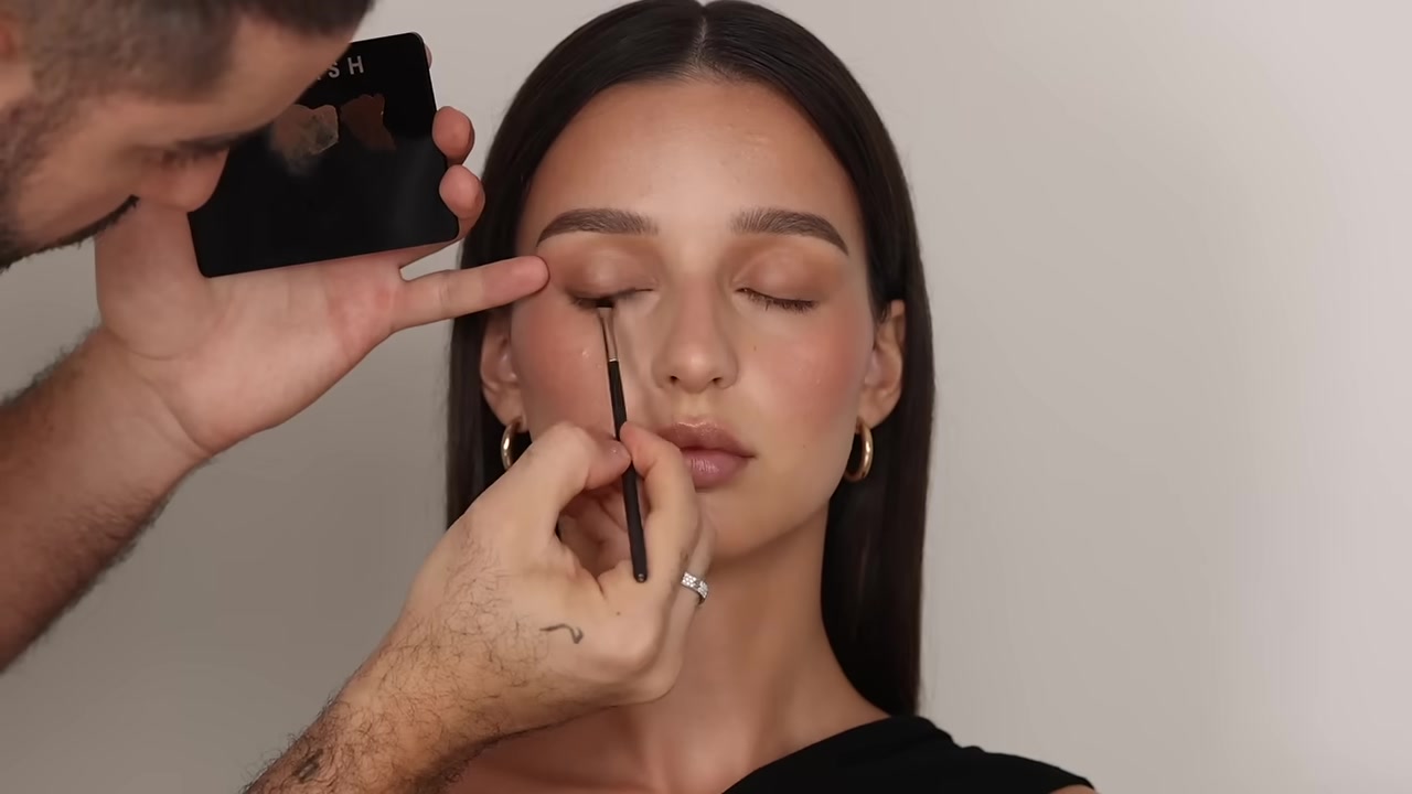 Hindash demonstrating deepen the upper lash line