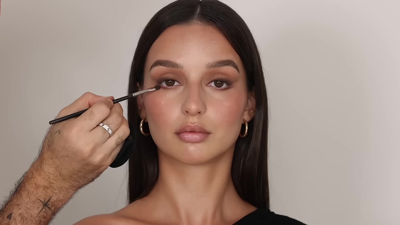 Hindash demonstrating define the lower corner and add optional lashes