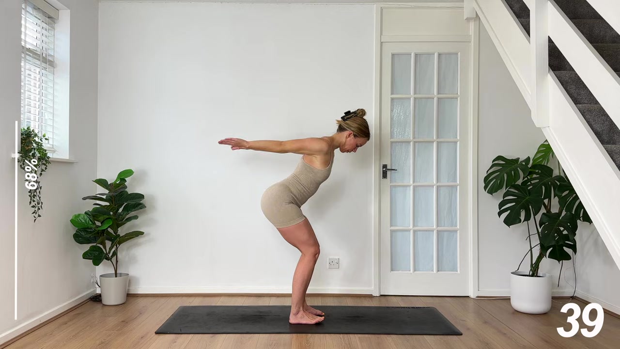 MonikaFit demonstrating arm pulse combination