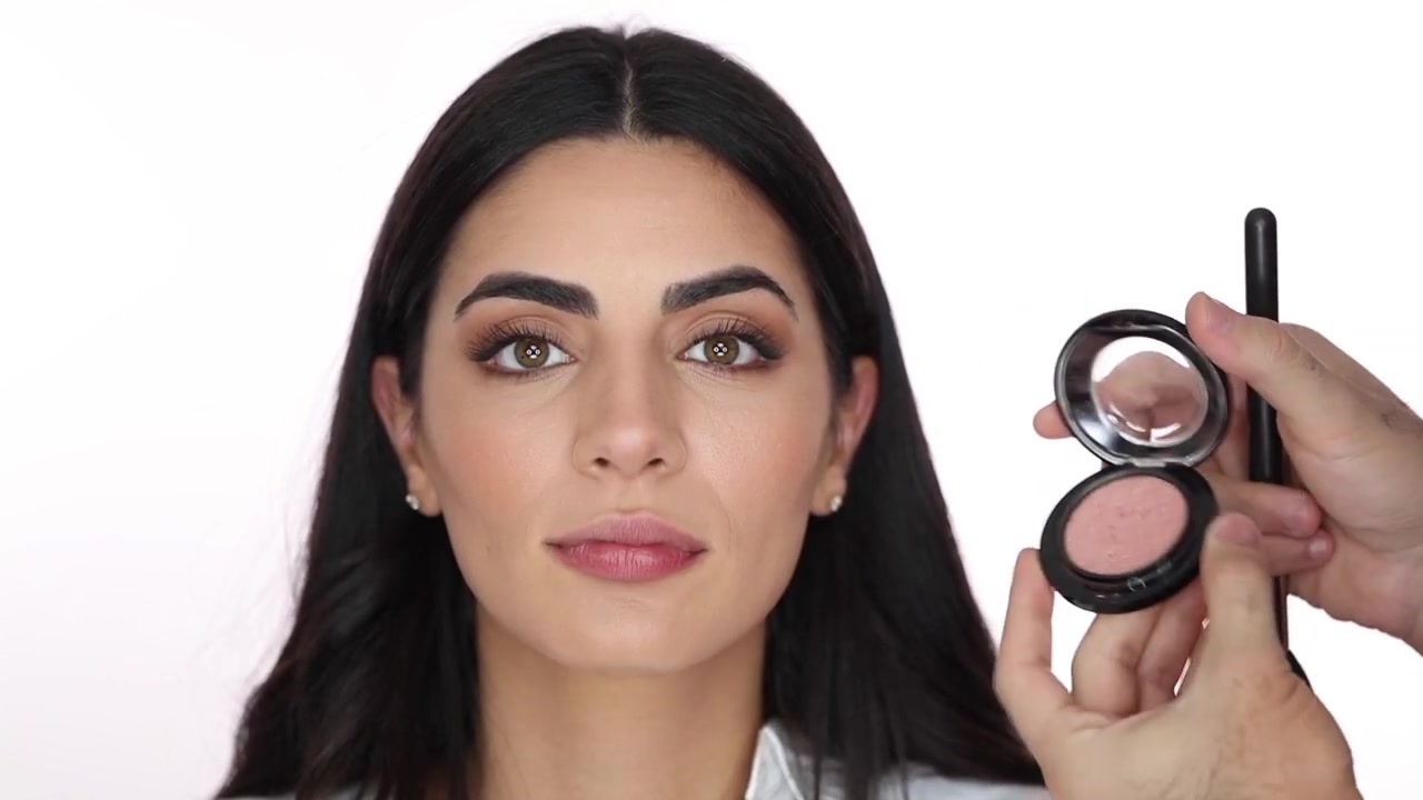 Hindash demonstrating press on blush without moving the base
