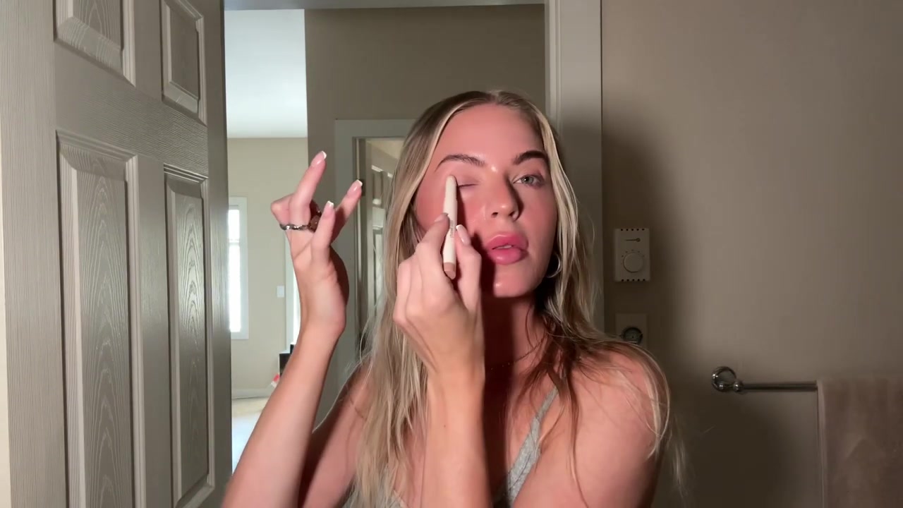 Holly Ward demonstrating keep the eyes soft