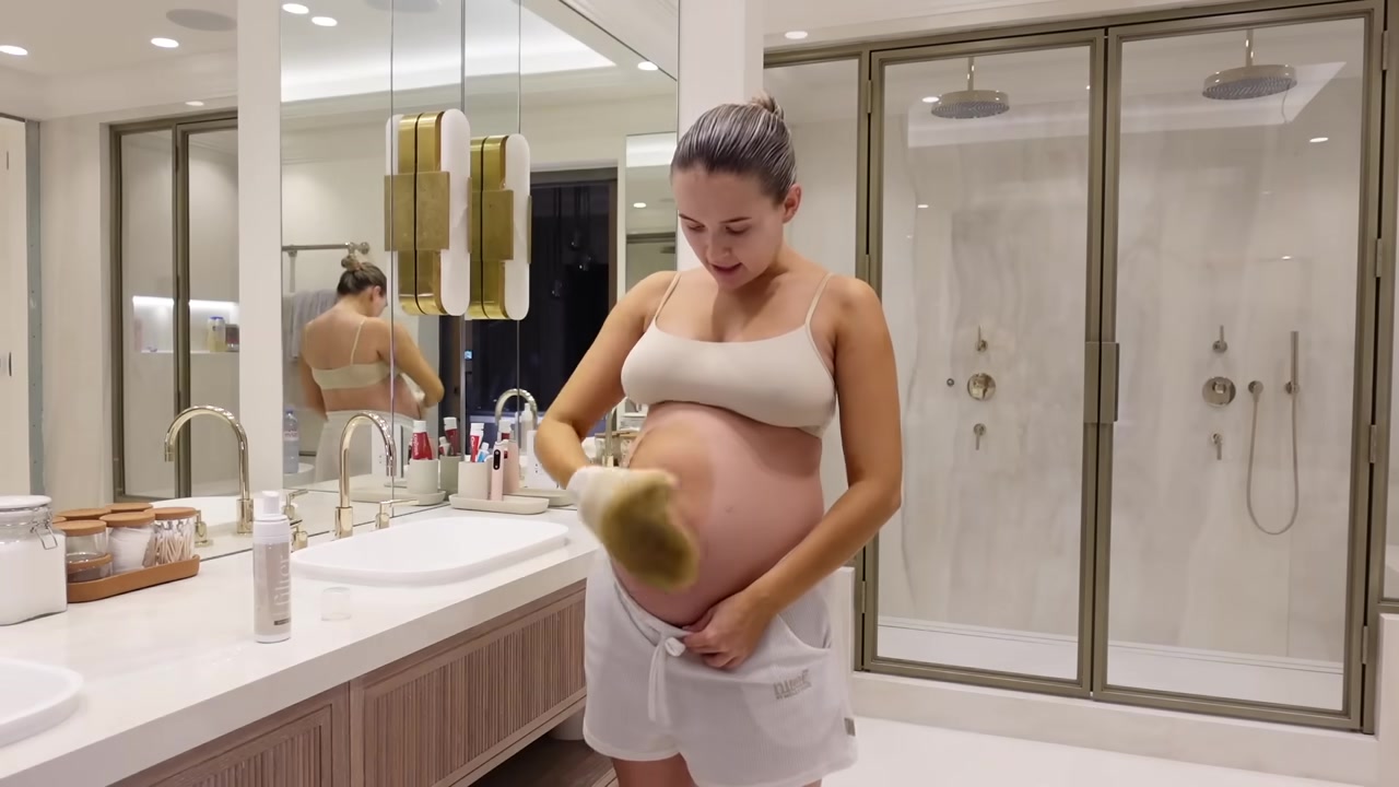 Molly-Mae demonstrating blend the chest and torso