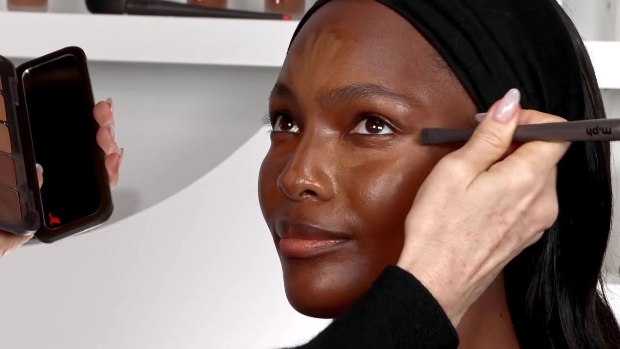 Mary Phillips demonstrating place the cream highlight